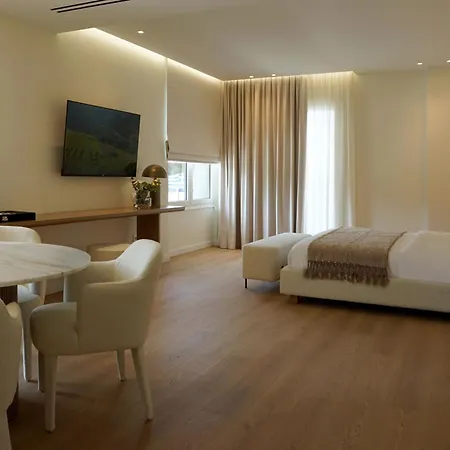 Hotel Luxury White Tower *