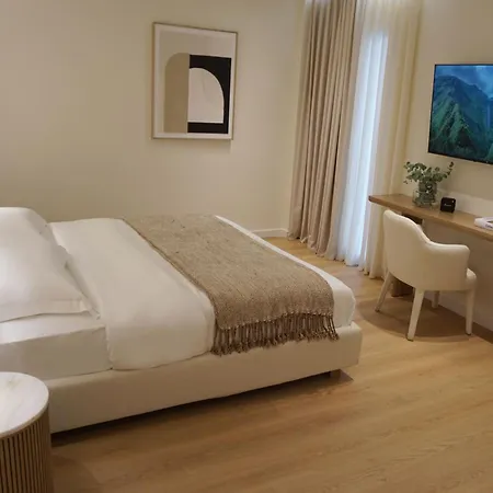 Hotel Luxury White Tower *