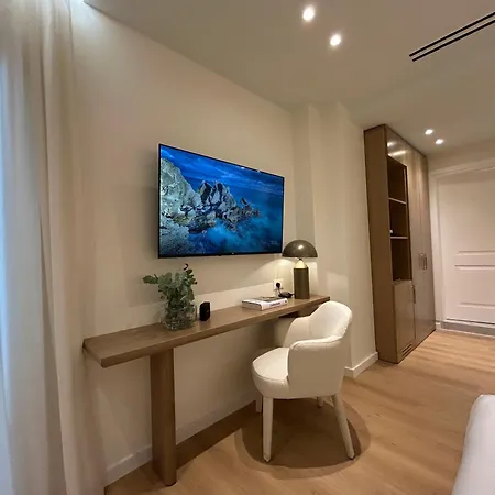 Hotel Luxury White Tower *