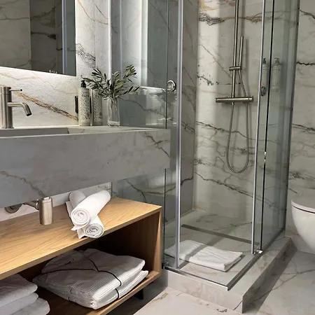 Hotel Luxury White Tower *