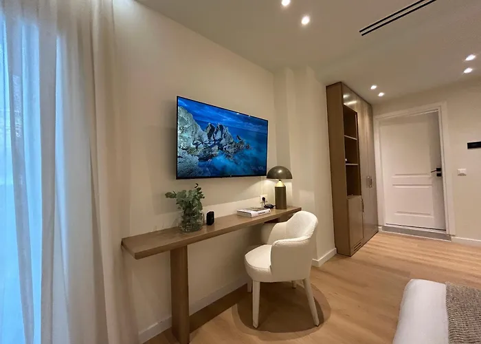 Апартаменты Luxury White Tower *