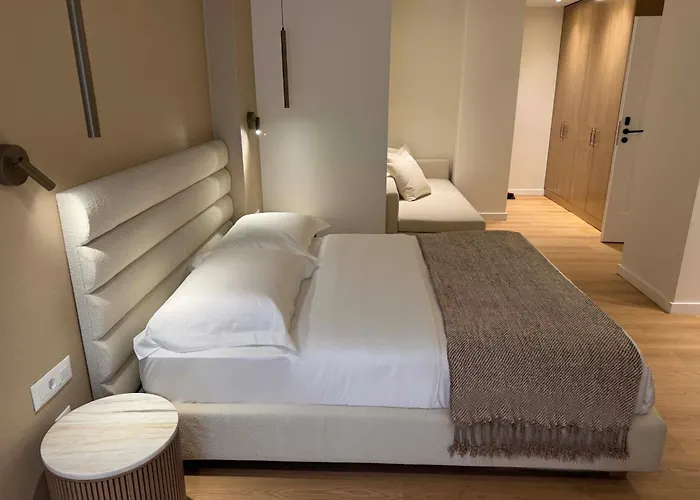 Luxury White Tower Апартаменты