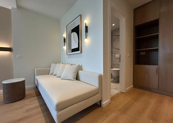 Luxury White Tower Апартаменты *